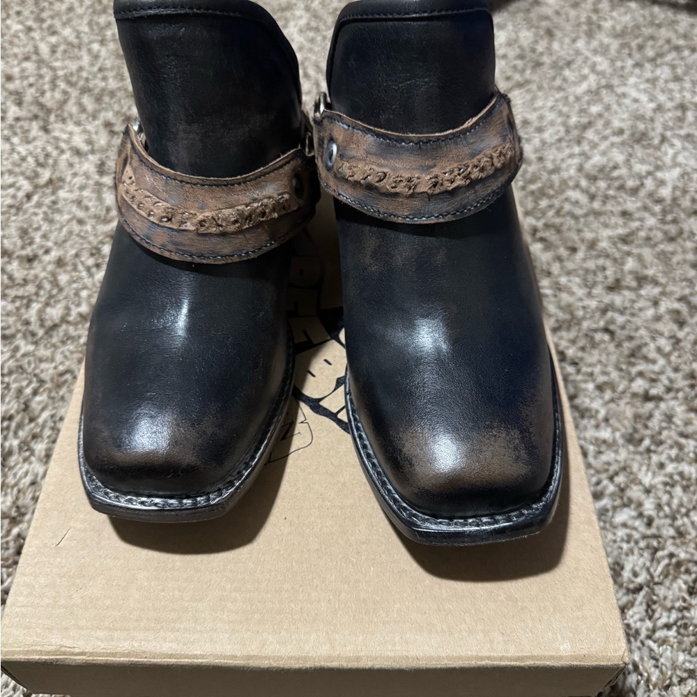 Freebird Train mules, EUC, size 7, distressed black.